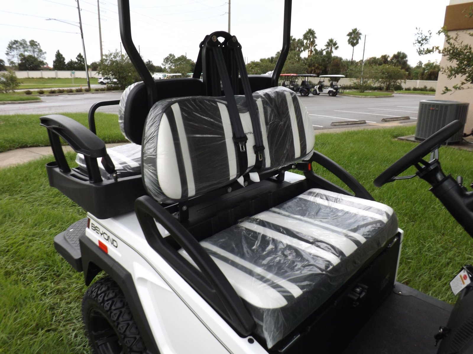 2022 Bintelli BEYOND 4P LIFTED STREET LEGAL GOLF CART