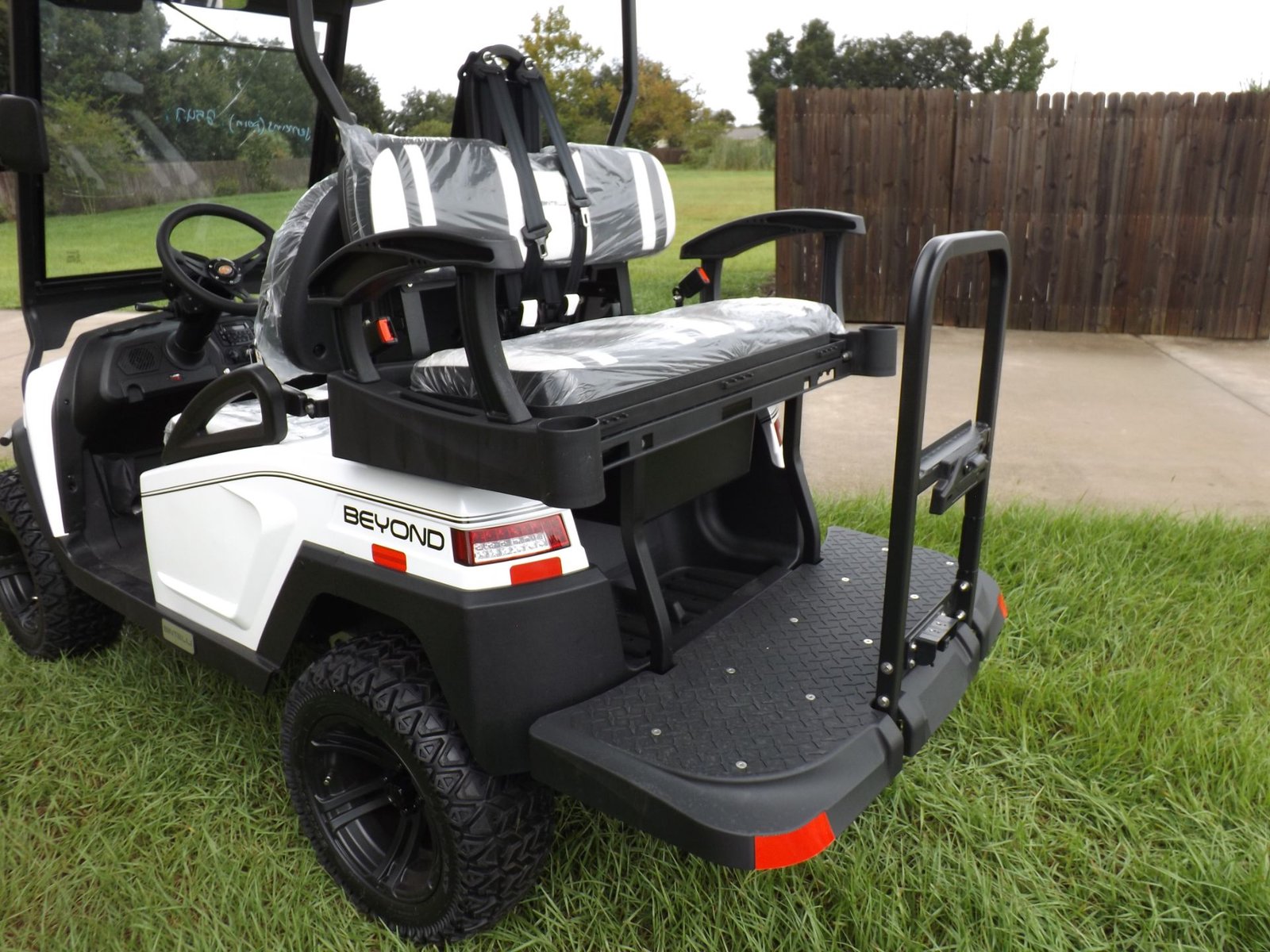 2022 Bintelli BEYOND 4P LIFTED STREET LEGAL GOLF CART